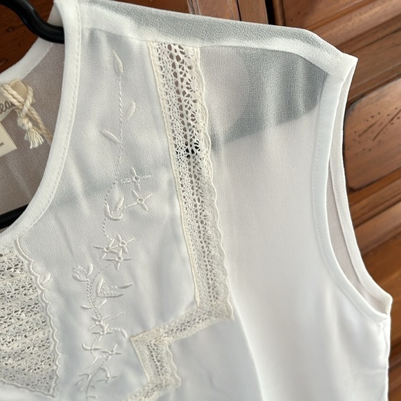 Hem & Thread Women’s Ivory Sleeveless Blouse With Lace Size Large NWT - Picture 5 of 9